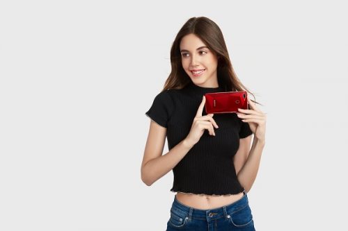 Proud To Be Young, Realme Siap Menjadi Brand Smartphone Pilihan Anak Muda Indonesia 1 Female model with Diamond Red
