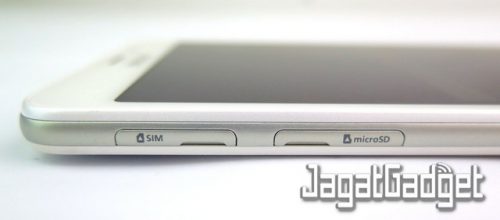 posisi slot SIM dan microSD card