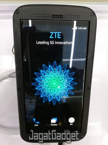 ZTE Pamerkan Smartphone 1 Gigabit Pertama dengan Snapdragon 835 2 zte 1 gigabit phone (3)