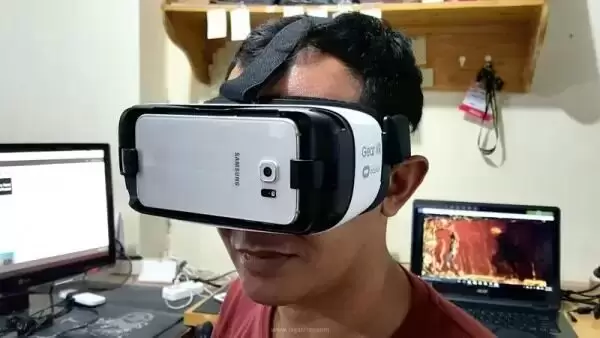 Pengalaman VR di smartphone menggunakan Samsung Gear VR