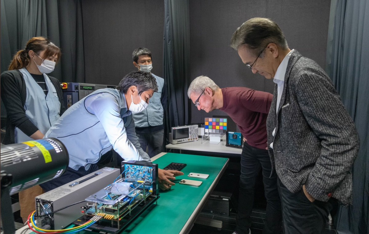 Apple Dikonfirmasi akan Gunakan Sensor Kamera Sony 2 CEO Apple with CEO Sony