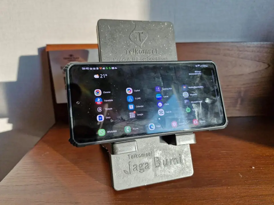 Telkomsel Ubah Limbah SIM Card Jadi Phone Holder dan Pavement Block 1 Telkomsel JAga Bumi