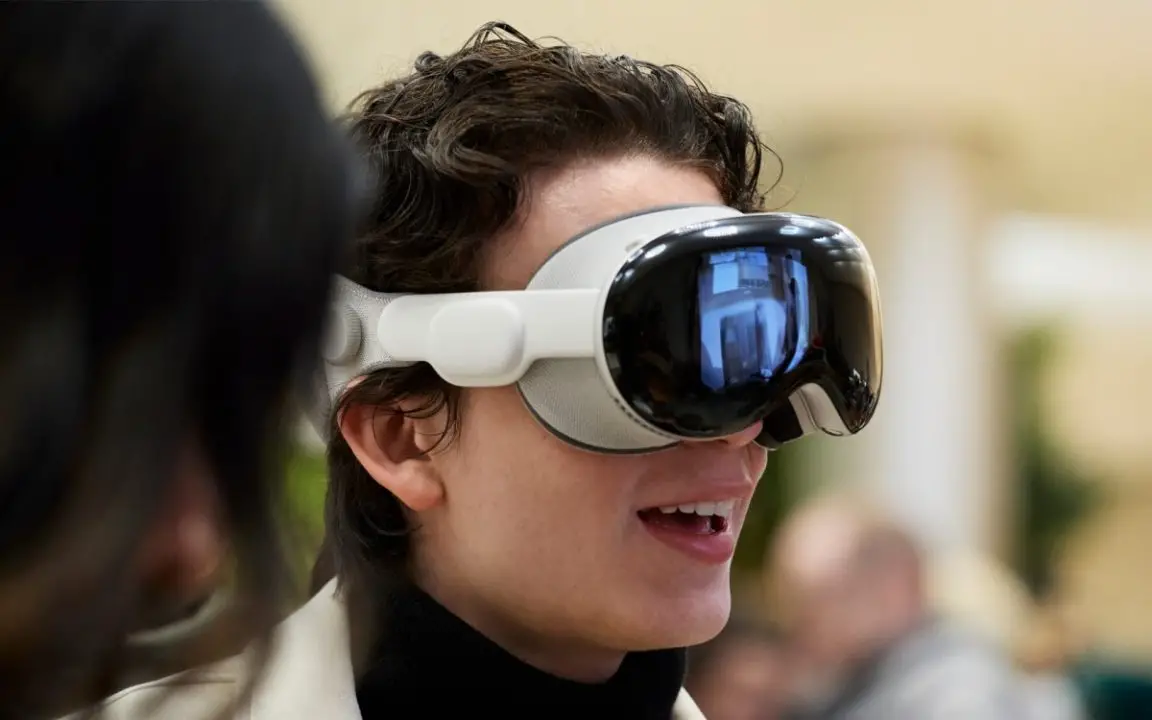 Apple Siapkan Vision Air, Lebih Ringan Pakai Titanium