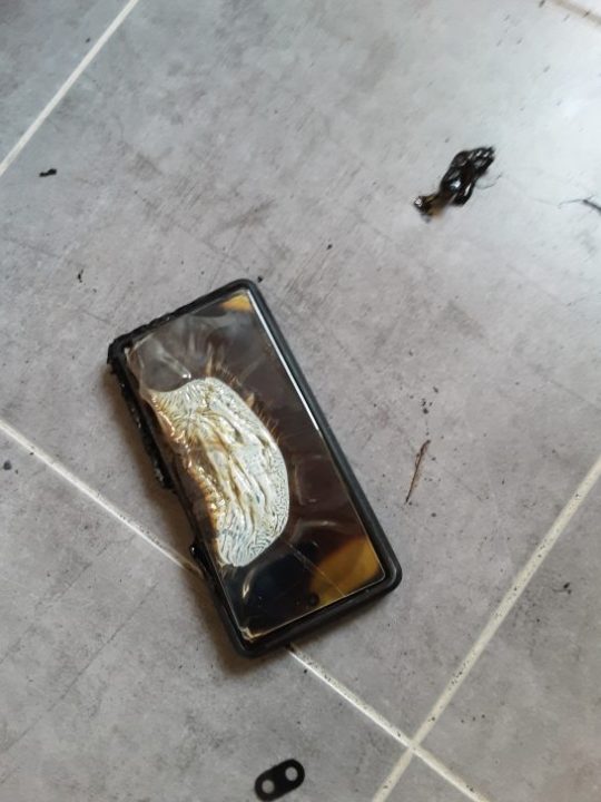 Google Pixel 6a meledak