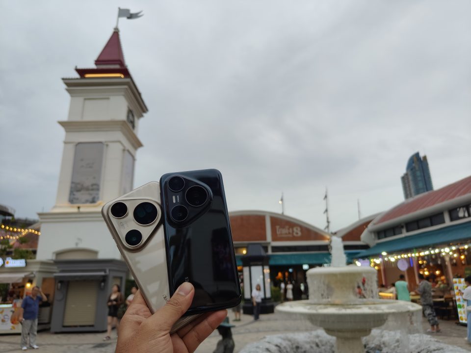 Hands-On Huawei Pura 80 Pro dan Pura 80 Ultra: Siap Masuk ke Indonesia! 1 Huawei Pura 80 Pro (Hitam) dan Huawei Pura 80 Ultra (Emas)
