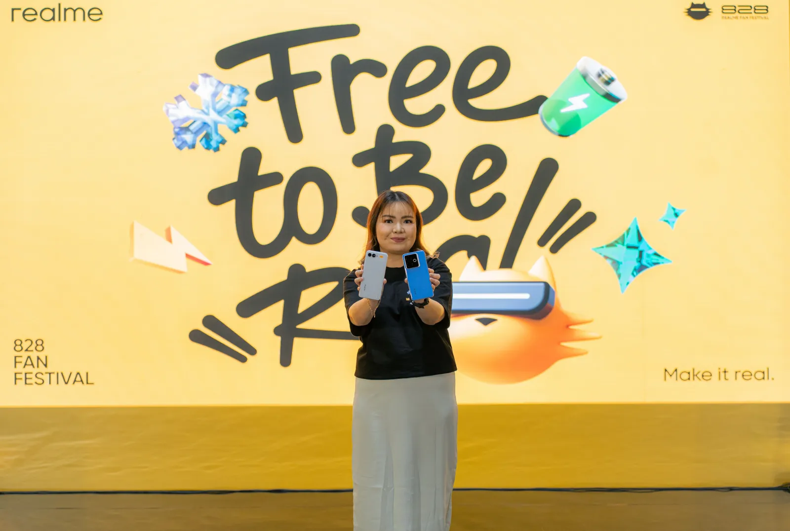 Krisva Angnieszca PR Lead realme Indonesia bersama realme Black Tech di 828 Fan Festival 2