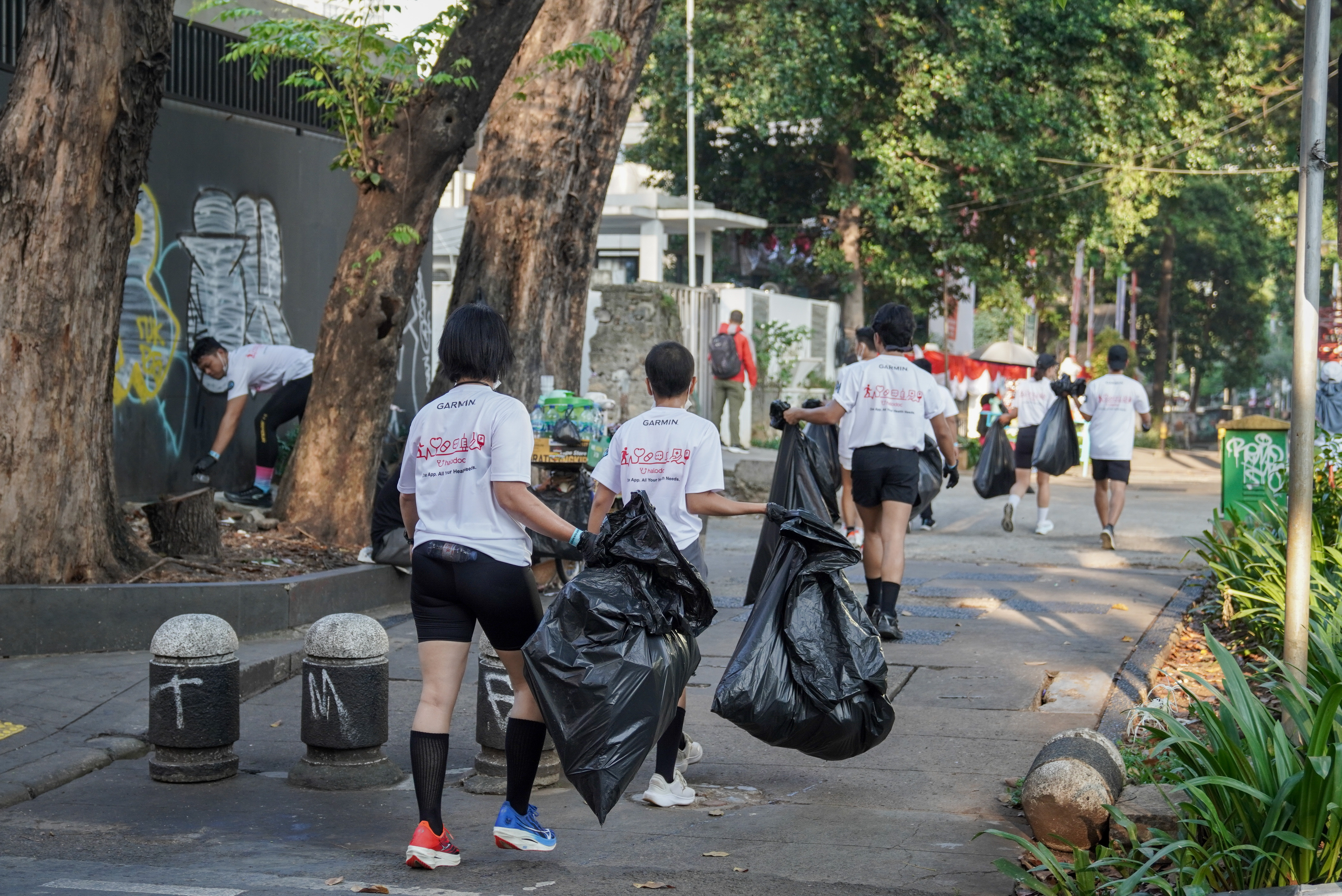 Tak Sekedar Lari, Garmin Run 2025 Juga Berhasil Kumpulkan Sampah Hampir 3 Ton 3 Peserta Plogging Day Road to 2025 Garmin Run Indonesia mengumpulkan sampah