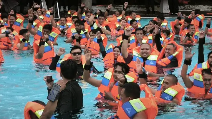 realme C85 Series Pecahkan Rekor Dunia untuk Uji Ketahanan Air Serentak