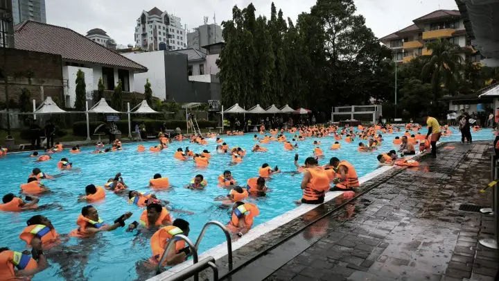 realme C85 Series Pecahkan Rekor Dunia untuk Uji Ketahanan Air Serentak