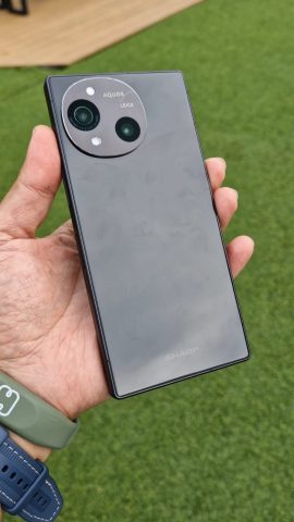 AQUOS R10