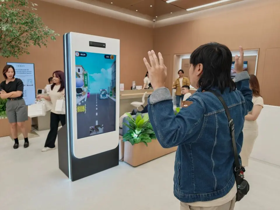 OPPO Flagship Store Gandaria City 6