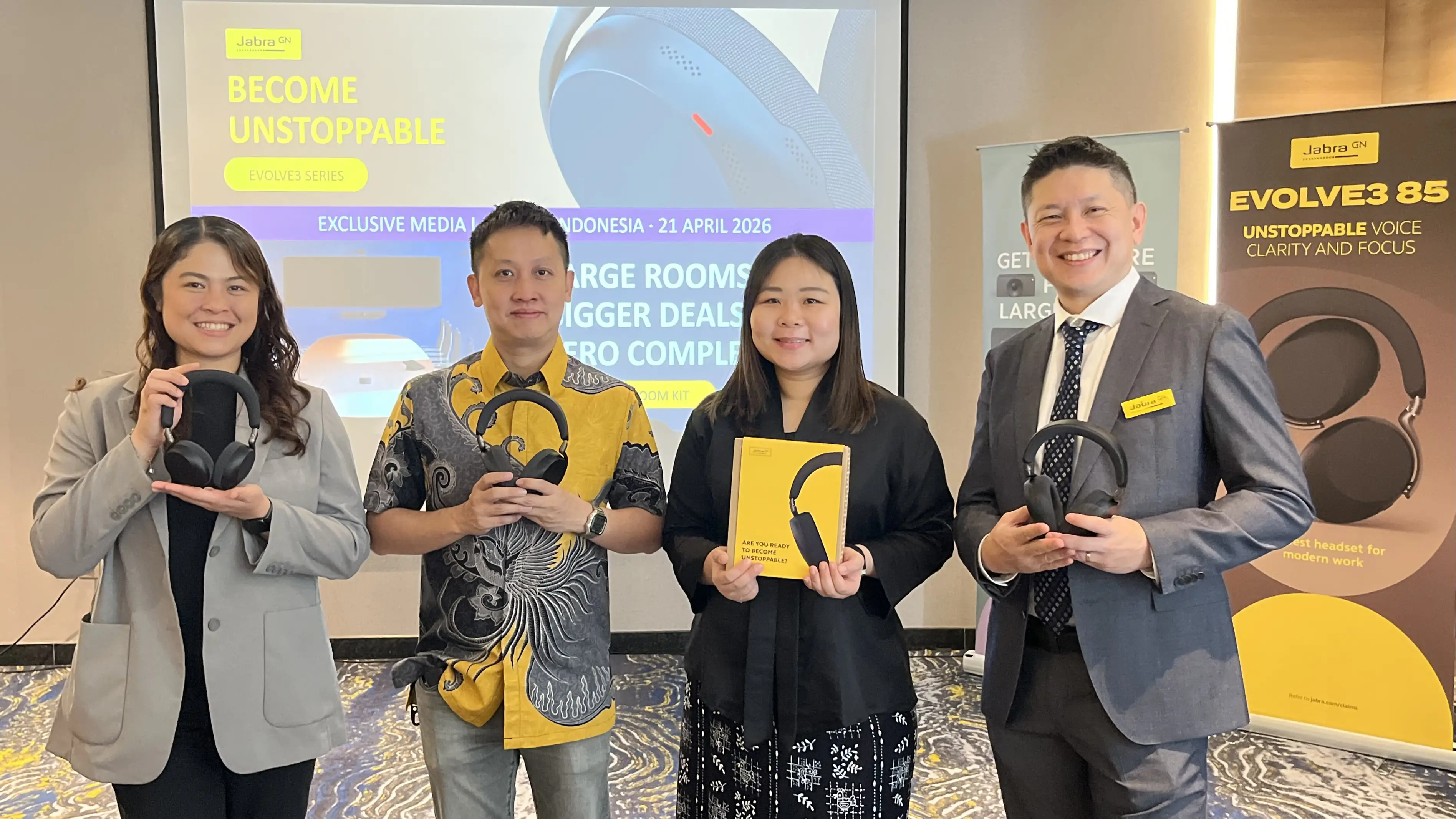 Kiri Kanan 1. Alexandria Shoon Technical Solutions Consultant APAC Jabra 2. Louis Sudarso Country Manager Enterprise Indonesia Jabra 3. Yunieke Stephani As