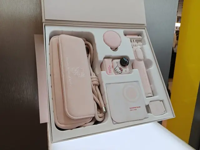 Insta360 Turut Pamerkan Jajaran Kamera dan Aksesoris Pendukung di Acara Luna Park 2 Insta360 Go Ultra Hello Kitty Bundle