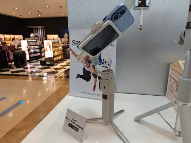 Insta360 Turut Pamerkan Jajaran Kamera dan Aksesoris Pendukung di Acara Luna Park 8 Insta360 Snap Selfie Screen